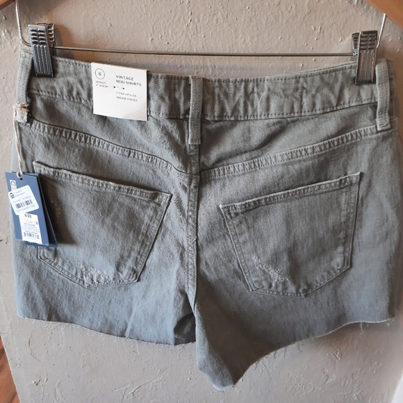 Women's size 6 shorts. - Picture 2 of 3